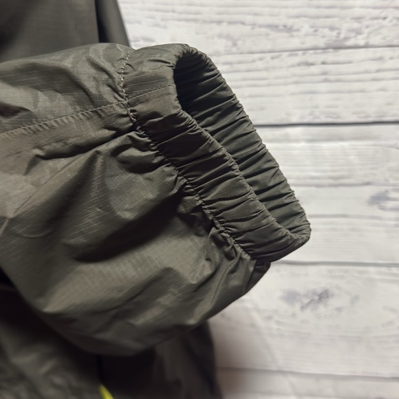 Northface Hyvent Rain jacket - Picture 5 of 8